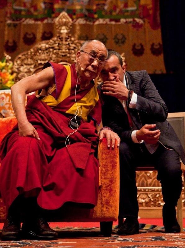Fabrizio Pallotti mentre traduce per Sua Santità il Dalai Lama